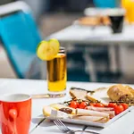 Ibis Styles Aeroport Arenas 3*